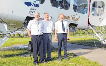  ?? FOTO: ZEPPELINRE­EDEREI ?? Die Erstflug-Crew des Zeppelin NT steigt auch zum Jubiläumsf­lug wieder in die Lüfte (von links): Jesse-Scott Danneker, Jürgen Fecher und Stefan Unzicker.