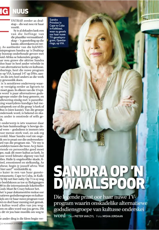  ??  ?? Sandra Prinsloo in Cape to Cuba in Kalkbaai, waar sy gesels oor haar nuwe TV-geselsprog­ram, Openbaring­s, op VIA.