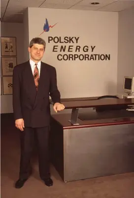  ??  ?? Going It Alone
In 1991, after an acrimoniou­s split with his first business partner, Polsky launched an eponymous energy company in Chicago to build gas-fired power plants, later rebranding it SkyGen.