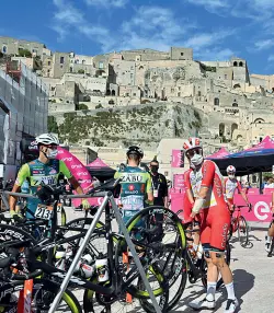  ??  ?? Matera La partenza della carovana rosa dalla città dei Sassi