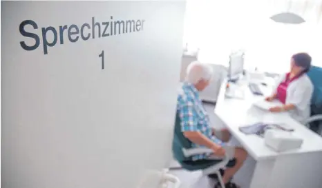  ?? FOTO: DPA/BENJAMIN ULMER ?? Bürgermeis­ter Lothar Fischer will auch in Zukunft einen Hausarzt in Scheer haben. Deshalb sucht er bereits jetzt einen Nachfolger für Dr. Joachim Brummund, der momentan an fünf Tagen in der Woche jeweils zwei Stunden in Scheer für Patienten da ist.