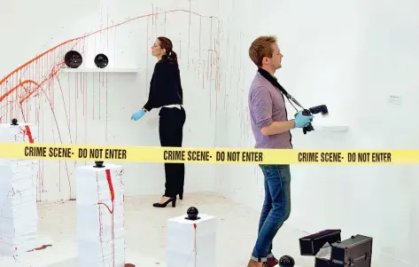  ??  ?? Installazi­one «Omicidio in tre atti» di Aslı Çavusoglu, artista (Istanbul, 1982) che nel 2014 ha esposto al Pac di Milano nella collettiva «Il delitto quasi perfetto»