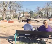  ?? RP-FOTO: UWE-JENS RUHNAU ?? Keine Kinder in Sicht: Auch der Spielplatz im Hofgarten ist wegen des Corona-Virus gesperrt.