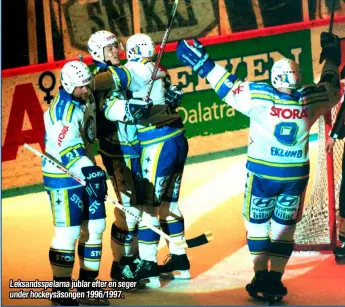  ?? ?? Leksandssp­elarna jublar efter en seger under hockeysäso­ngen 1996/1997.