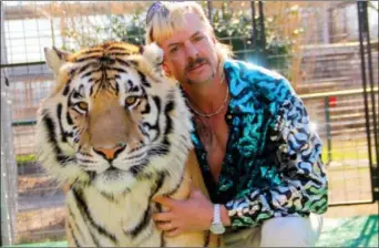  ?? Alle foto fra filmen ?? Joe Exotic sammen med en tiger.