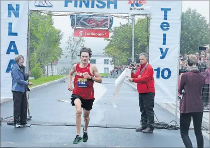  ?? THE TELEGRAM FILE PHOTO ?? Matt Loiselle crosses the finish line in first place at last year’s Tely 10. The Toronto runner hopes to make it two in a row Sunday.