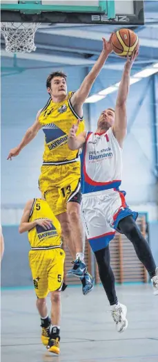  ?? FOTO: THOMAS SIEDLER ?? Die TSV Ellwangen Mustangs (weißes Trikot, hier gegen die Mamo Baskets) sorgen auch in der Bezirkslig­a für Furore und haben sich dort gleich ins vordere Drittel der Tabelle geschoben.