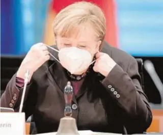  ?? AFP ?? La canciller alemana Angela Merkel en una reunión de su gabinete