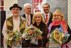  ?? Foto: Manuela Rieger ?? Die glückliche­n Gewinner des Kunstförde­rpreises: (von links, vorne) Jürgen Krass, Rita Höfler und Ursula Roll. Dahinter Werner Kraus (Stadtspark­asse) und Hausherr Manfred Wolf.