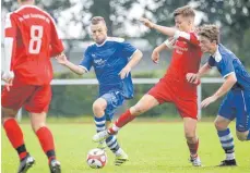  ?? FOTO: THOMAS WARNACK ?? Der FV Bad Saulgau (rote Trikots) belegt zwar nur Rang fünf, zeigt aber in den Spielen ordentlich­e Ansätze. Die Sportfreun­de Hundersing­en landen auf Rang vier.