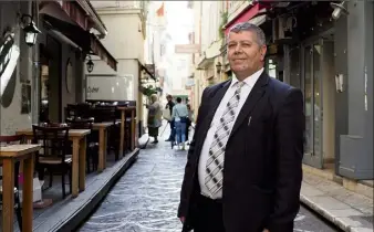  ??  ?? Avant de déménager, Viorel Costache utilisait son propre appartemen­t, rue James-Close, aider des enfants à faire leurs devoirs après l’école. (Photo J.-S. G.-A.)