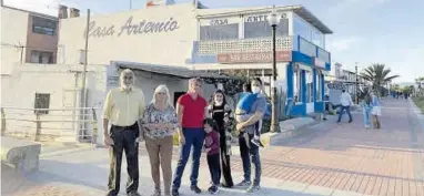  ?? BELLIDO ?? Artemio y Conxín, con parte de su familia, incluida su hija Dina Fabregat que está al frente del negocio ahora.