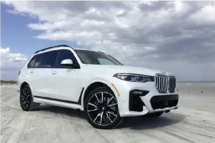  ??  ?? Size matters: Wer von seinem Auto ein grosszügig­es Platzangeb­ot und gleichzeit­ig hohen Komfort verlangt, liegt beim BMW X7 genau richtig.