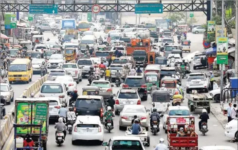  ?? HONG MENEA ?? Heavy traffic at an overpass in Phnom Penh’s Meanchey district last April, ahead of last year’s Khmer New Year.