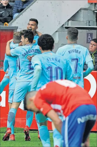  ??  ?? ALEGRÍA. Nahuel celebra con sus compañeros el gol del triunfo azulgrana.