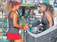  ??  ?? La japonesa Naomi Osaka (izquierda) se despide de Serena Williams