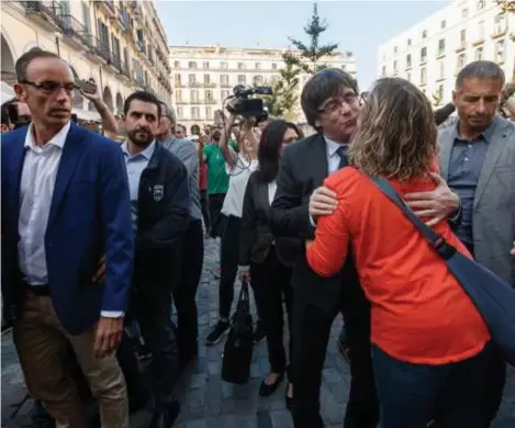  ?? © afp ?? De ‘held’ Carles Puigdemont wordt gekust door een aanhangste­r.