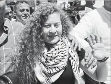  ?? MAJDI MOHAMMED THE ASSOCIATED PRESS ?? Ahed Tamimi, 17, waves in the West Bank city of Ramallah on Sunday after being released from prison at the end of her eight-month sentence for slapping and kicking Israeli soldiers.