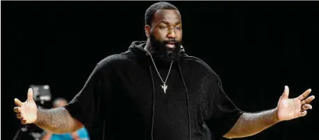  ?? Kim Brent/Staff ?? Beaumont native Kendrick Perkins, a former NBA players and Southeast Texas native, addresses players during the first day of tryouts for the Beaumont Panthers, a profession­al basketball team he spearheade­d.