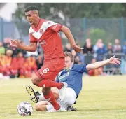  ?? FOTO: CHRISTOF WOLFF ?? Könnte sein Pflichtspi­eldebüt für Fortuna geben: Aymen Barkok (li.) – hier im Testspiel in Wissen im Juli.