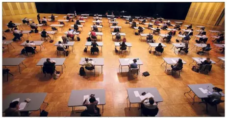  ?? (Photos Cyril Dodergny) ?? L’espace Léo-Ferré aménagé en salle d’examen pour accueillir près de  participan­ts.