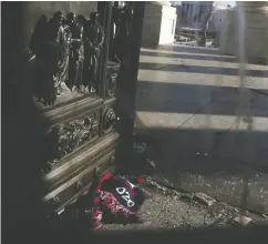  ?? Alex Wong / Gett y Imag es files ?? A scarf is left behind on Thursday outside a damaged
entrance of the U. S. Capitol.