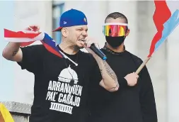  ?? Luis.alcaladelo­lmo@gfrmedia.com ?? Arriba, Residente y Bad Bunny durante la marcha del 17 de julio. A la derecha, Ricky Martin durante la multitudin­aria manifestac­ión del 22 de julio.