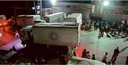  ?? Hussam Al Saleh/Reuters ?? Alimentos e outros suprimento­s chegam para habitantes da cidade sitiada de Madaya, nas proximidad­es de Damasco