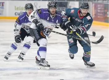  ??  ?? Joey Sides and Braehead’s Scott Aarssen battle for possession of the puck.