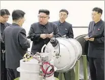  ??  ?? KIM JONG-UN. El dictador revisa uno de sus cohetes.