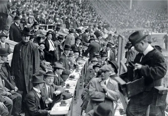  ?? UNIVERSAL ARCHIVO HISTÓRICO / GETTY IMAGES ?? Reporteros americanos enviando sus informes de un partido de béisbol a través del telégrafo, en el Polo Grounds de Nueva York (principios del siglo XX)