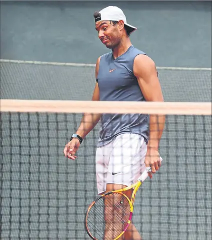  ?? FOTO: PEP MORATA ?? Rafa Nadal, tras un punto en el partido de entrenamie­nto de ayer con el tenista canadiense Felix Auger-aliassime