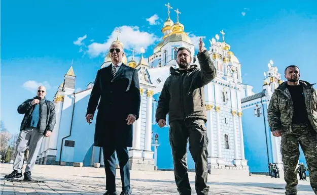  ?? EVAN VUCCI / AFP ?? Los presidente­s de Estados Unidos y Ucrania ayer bajo las cúpulas doradas de San Miguel de Kyiv