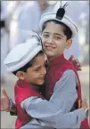  ?? ?? Niños se saludan después de las oraciones de Eid al-Fitr en Peshawar, Pakistán. A la izquierda, el festejo en Colombo, Sri Lanka. Abajo, musulmanes, ayer en Almería, España