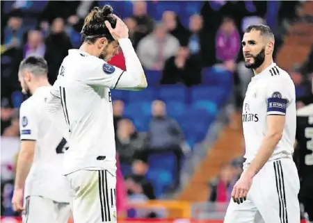  ?? AFP ?? Königliche­r Frust: Gareth Bale (l.) und Karim Benzema sind nach der 1:4-Klatsche gegen Ajax Amsterdam bedient.