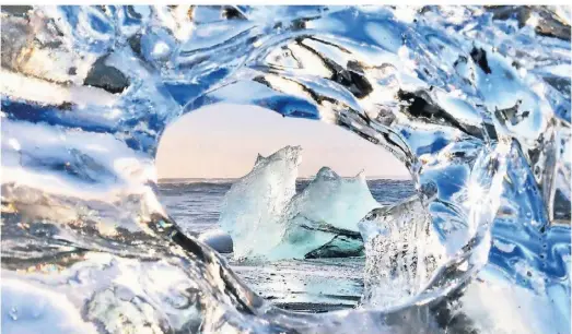  ?? FOTOS: RAINER HAMBERGER ?? Fensterbli­ck durch einen Eisberg am Strand