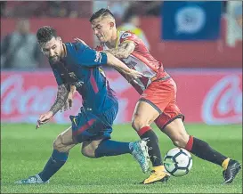  ?? FOTO: PERE PUNTÍ ?? Pablo Maffeo trata de parar a Leo El lateral lo persiguió por todo el campo