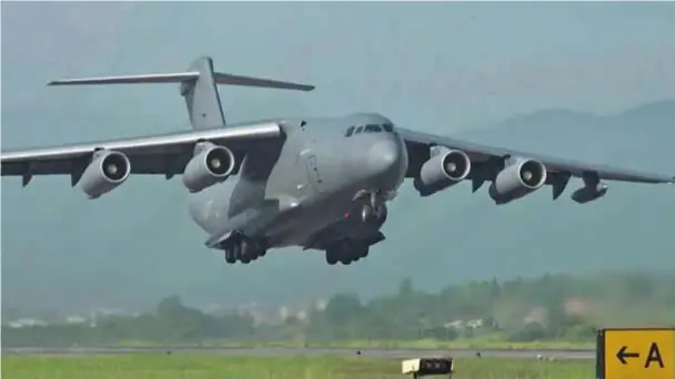  ?? — CFP ?? A warplane of the Eastern Theater Command of the Chinese People’s Liberation
Army takes off during joint combat training exercises around the Taiwan Island on Tuesday.