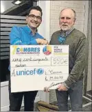  ??  ?? Anthony Romon entrega el cheque a Unicef