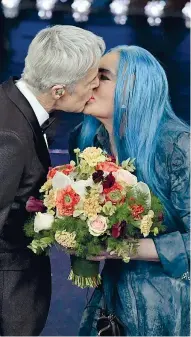  ??  ?? Bacio Claudio Baglioni, 67 anni, e Loredana Bertè, 68, ieri sera si sono dati un bacio al termine dell’esibizione della cantante. La Bertè ha ricevuto un’altra standing ovation dal pubblico