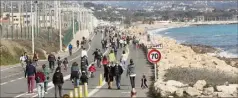  ?? (Photo Sébastien Botella) ?? Comme la semaine dernière, le bord de mer est à nouveau piéton ce dimanche entre le Fort-carré et la Siesta. Mais pas entre la Siesta et Marina, du côté de Villeneuve-loubet.