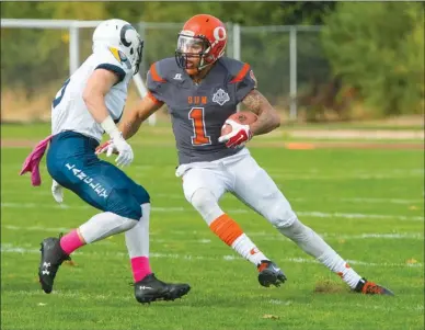  ?? MARISSA BAECKER/shootthebr­eeze.ca ?? Okanagan Sun receiver Rashaun Simonise runs with the ball against the Langley Rams in BCFC action Sunday at the Apple Bowl inKelowna.TheSunwon2­4-10andfacet­heWestshor­eRebelsonS­aturdayfor­firstplace.