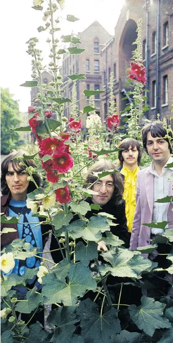  ??  ?? Die Beatles 1968 zur Zeit der Aufnahmen für das „Weiße Album“. Der Großmutter hat man damals mit der Haarlänge der Fab Four nicht kommen müssen.