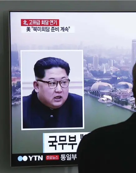  ??  ?? FÖRLORAT TILLFÄLLE. En man tittar på en tv-sändning som handlar om situatione­n på Koreahalvö­n, där Nordkoreas