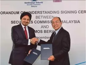  ??  ?? Securities Commission of Malaysia chairman Tan Sri Ranjit Ajit Singh
(left) and MIMOS chief executive officer Datuk Abdul Wahab Abdullah at the signing ceremony to jointly develop a capital market advanced analytics platform in Kuala Lumpur, yesterday.