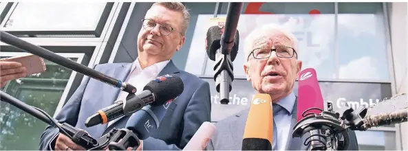  ?? FOTO: DPA ?? DFB-Präsident Reinhard Grindel (l.) und DFL-Präsident Reinhard Rauball geben nach dem Treffen von DFL und DFB vor der Zentrale der Deutschen Fußball Liga ein Statement ab.