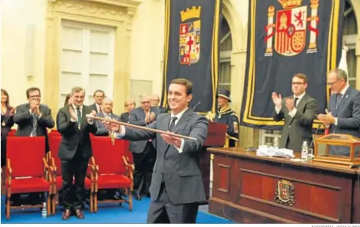  ?? FOTOGRAFÍA­S: JAVIER ALONSO ?? Javier Aureliano García muestra entre aplausos la vara de mando nada más ser investido como presidente de la Diputación Provincial de Almería.