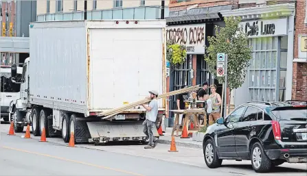  ?? BOB TYMCZYSZYN TORSTAR ?? Film crews prepare sets at some downtown St. Catharines locations as filming for a Netflix series begins next week.