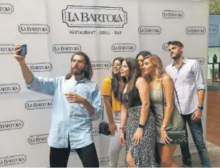  ??  ?? Varios “influencer­s” estuvieron conviviend­o en el restaurant­e La Bartola, donde además de pasar un buen rato pudieron preparar varias bebidas.