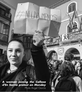  ?? Photo Angel García ?? A woman joining the Callosa d'En Sarriá protest on Monday